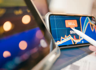 Meerdere markten worden geanalyseerd door een handelaar, met Bitcoin, Ethereum en forex-opties als onderwerp